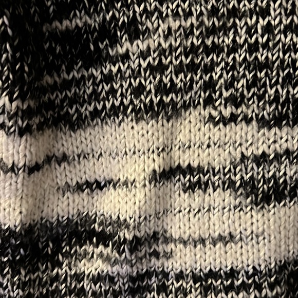 Black and white sweater - Picture 3 of 4